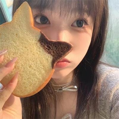 她对星星歌唱